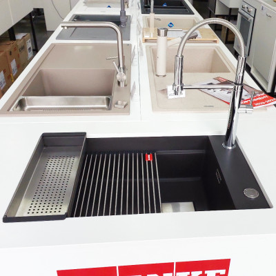 Комплект: • Коландер • Килимок Rollmat • Мийка кухонна FRANKE Kubus 2 KNG 110-62