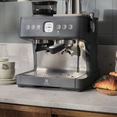 Кофеварка эспрессо ELECTROLUX E8EC1-8BP