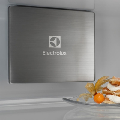 Вбудований холодильник Electrolux ENP7TD75S