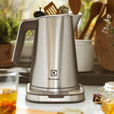Электрочайник Electrolux EEWA 7800