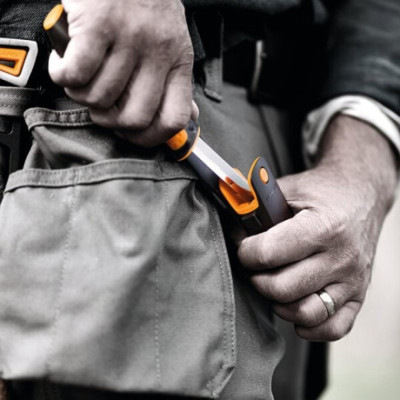 Ніж універсальний з точилом Fiskars (1023618)