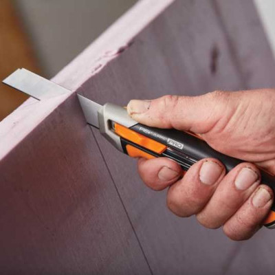 Нож с выдвижным лезвием Fiskars Pro CarbonMax 18 мм (1027227)
