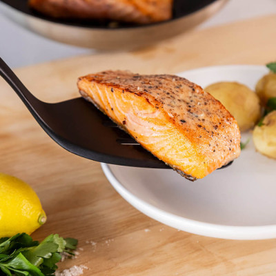 Лопатка з прорізами KitchenAid Coreline, 34 см (KAS002OHCGG)