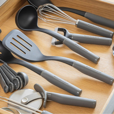 Лопатка з прорізами KitchenAid Coreline, 34 см (KAS002OHCGG)