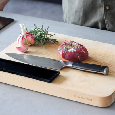 Ніж кухонний KitchenAid Coreline з захисним чохлом для леза, 20 см (KOG8IFSSOHOBA)