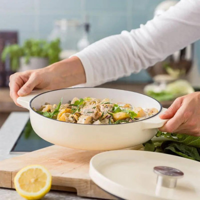 
Сотейник чавунний з кришкою KitchenAid, 26 см, 2,77 л, мигдальний крем (CC009010-001)
