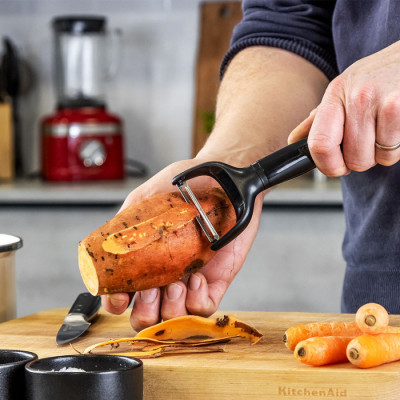 Овочечистка горизонтальна KitchenAid Classic, 18 см, чорний (KCG145OHOBE)