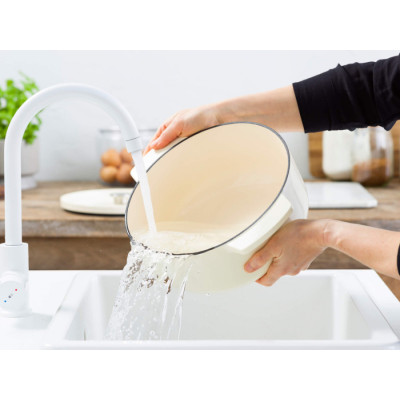 Каструля чавунна з кришкою KitchenAid, 22 см, 3,3 л, колір мигдальний крем (CC006056-001)