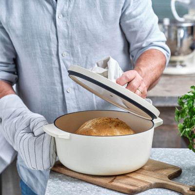 Каструля чавунна з кришкою KitchenAid, 22 см, 3,3 л, колір мигдальний крем (CC006056-001)