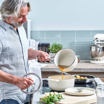 Каструля чавунна з кришкою KitchenAid, 26 см, 5,2 л, колір мигдальний крем (CC006059-001)