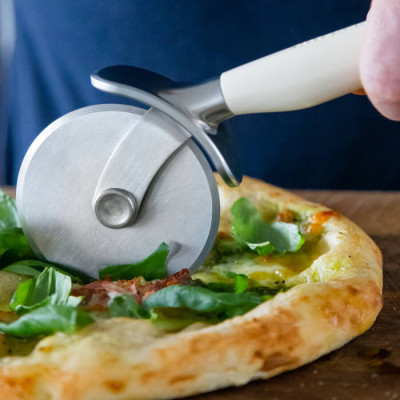 Ніж для піци KitchenAid Coreline, 23 см, кремовий (KAG113OHACE)