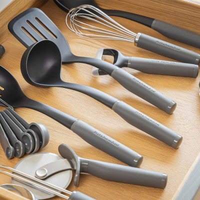 Ополоник KitchenAid Coreline, 31,5 см, сірий (KAS006OHCGG)