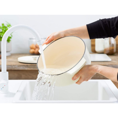Каструля чавунна з кришкою KitchenAid, 22 см, 3,3 л, колір мигдальний крем (CC006056-001)