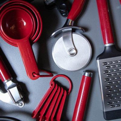 Ніж для піци KitchenAid Coreline, 23 см, червоний (KAG113OHERE)
