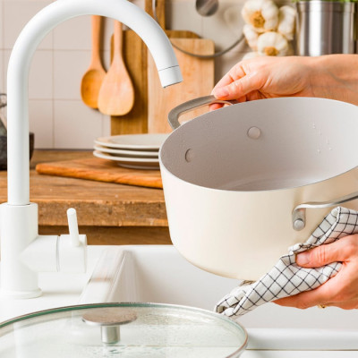 Каструля з кришкою KitchenAid АС, 24 см, 4,91 л, з керам покриттям, кремовий (CC009738-001)