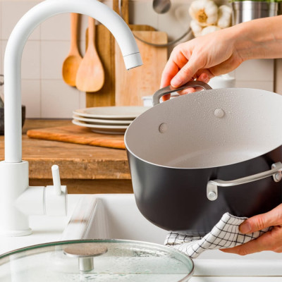 Каструля з кришкою KitchenAid АС, 24 см, 4,91 л, з керам покриттям, матовий чорний (CC010162-001)